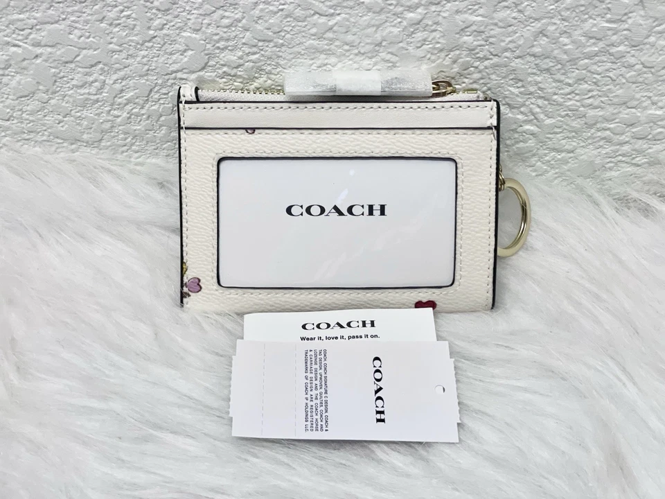 Mini estojo de identificação magro Coach CW967 com estampa de coração dourado/giz $88 - Imagem 4 de 4