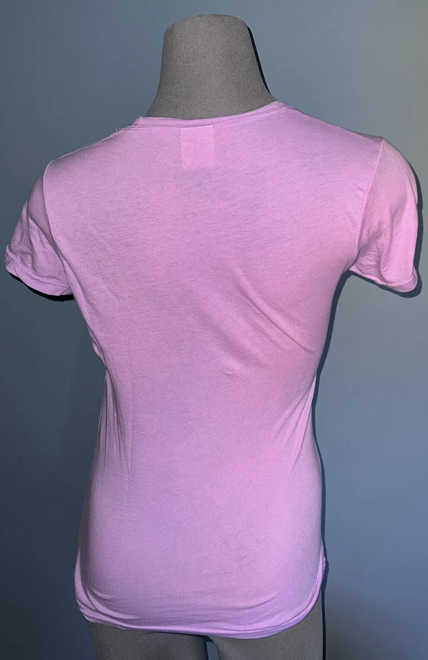 Camiseta Saved By The Bell Screech “Ridin Nerdy” Juniors Rosa Púrpura Talla Pequeña Foto 2 de 4