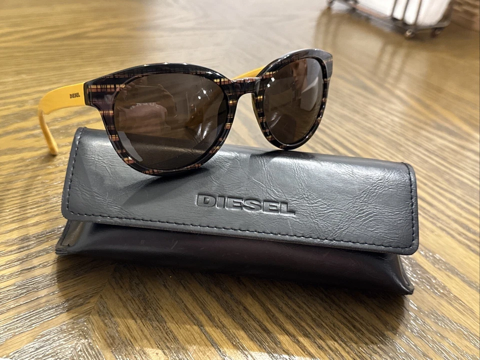 Gafas de sol Diesel negras marrones doradas a cuadros brazos amarillos unisex Foto 2 de 4