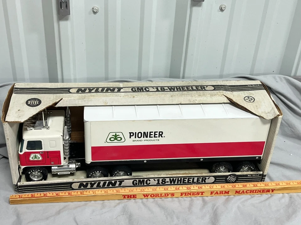 PIONEER Hybrid Seed Corn NYLINT Semi Truck GMC NIB Steel 18 Wheeler LRG - Image 2 of 4