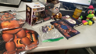 FNaF Five Nights At Freddys Deluxe Collectors G2U