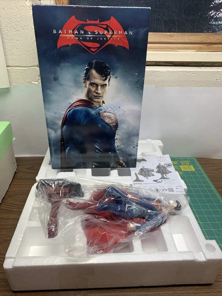 Batman v Superman Dawn of Justice Superman en estatua de acero doblado 14” Muckle 2016 Foto 2 de 4