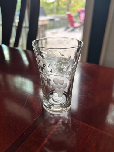 VINTAGE KLARES GEÄTZTES SAFTGLAS MIT WEINREBENMUSTER 3" HOCH - Bild 2 von 5