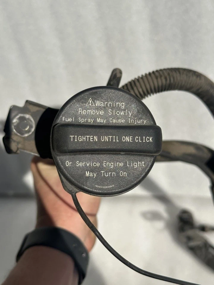 2017 2018 2019 CHEVROLET VOLT FUEL FILLER NECK PIPE WITH GAS CAP Foto 3 de 4