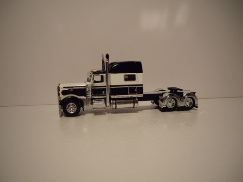 DCP PRIMERA MARCHA 1/64 BLANCO Y NEGRO PETERBILT 389 CON CAMA TECHO MEDIO 70"" - Imagen 2 de 4