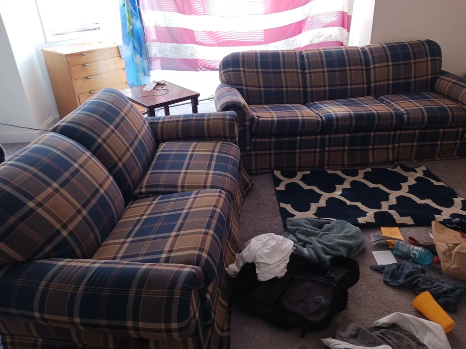 La-Z-Boy ¡Vuelve a lo básico con este sofá y sofá loveseat!  Foto 3 de 4