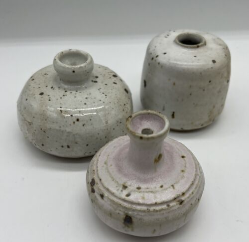3 MCM Vtg Hand Thrown Studio Pottery Bud Vases Brown Speckled Artist Signed DT - Afbeelding 1 van 5