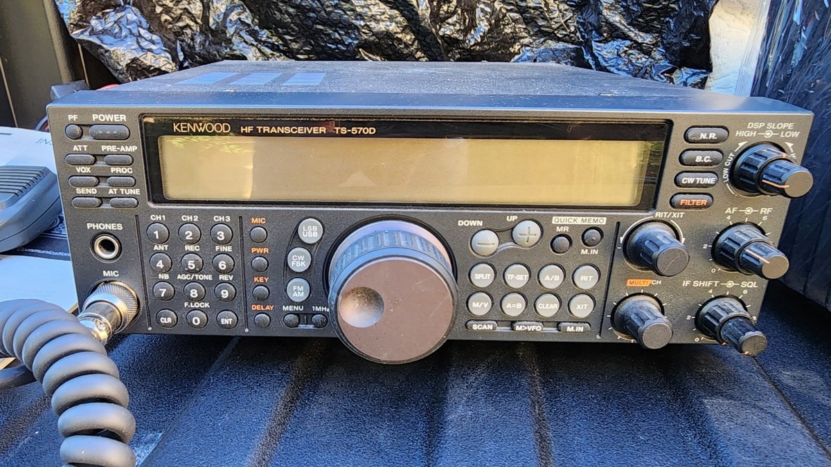 Kenwood TS-570D G HF Amateur Radio Transceiver W/ Mic, Speaker