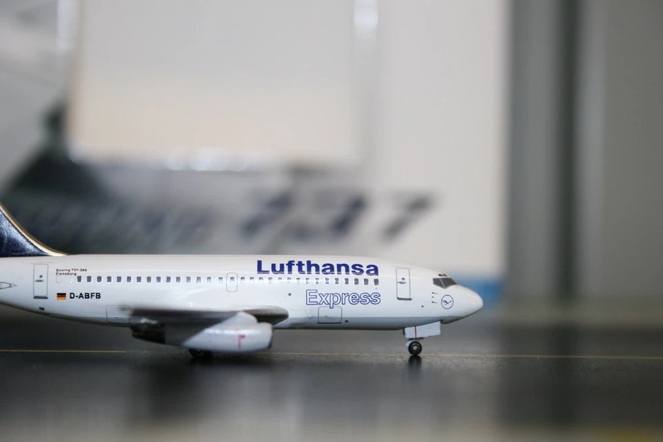 Aeroclassics 1:400 Lufthansa Express Boeing 737-200 D-ABFB (AC411046) - Image 2 of 4