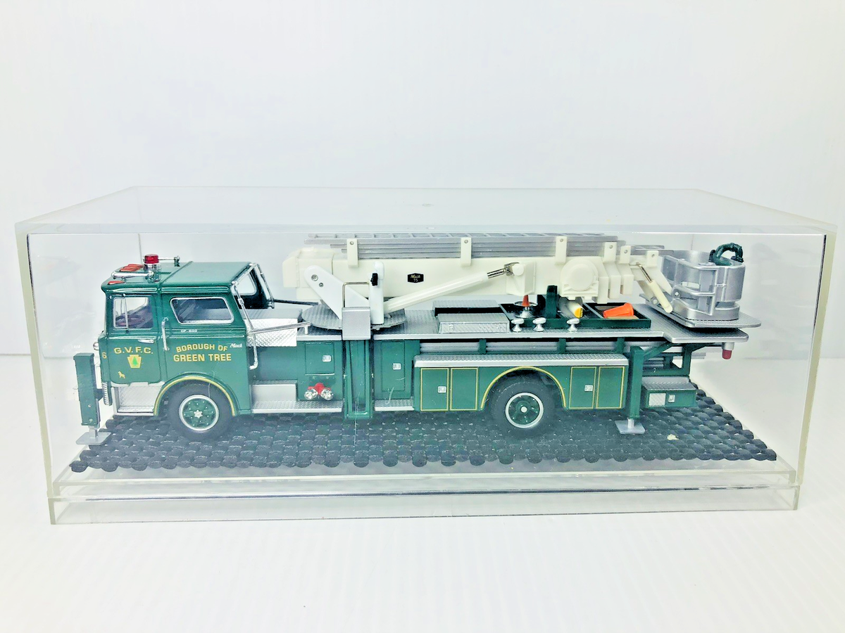 CORGI MACK CF TOWER LADDER HEROES UNDER FIRE GREENTREE PA 1:50