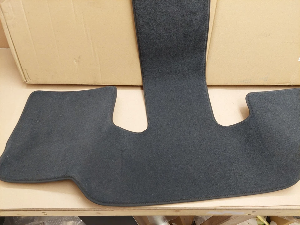 Подлинный велюровый напольный коврик для третьего ряда сидений Ford C-Max 2010-2015 1738120 - Изображение 4 из 4