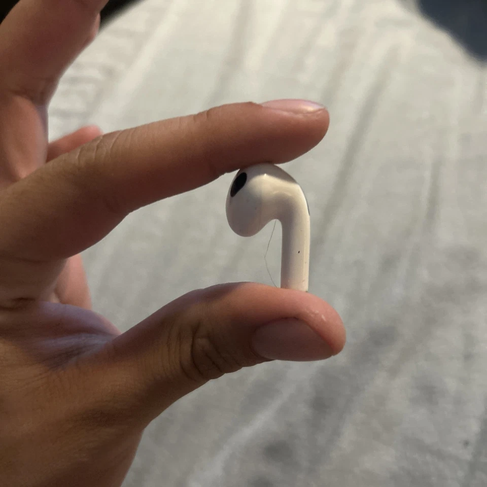 Apple AirPods 3ª GENERACIÓN Repuesto - SOLO LADO DERECHO A2565 - SIN PROBAR Foto 3 de 4