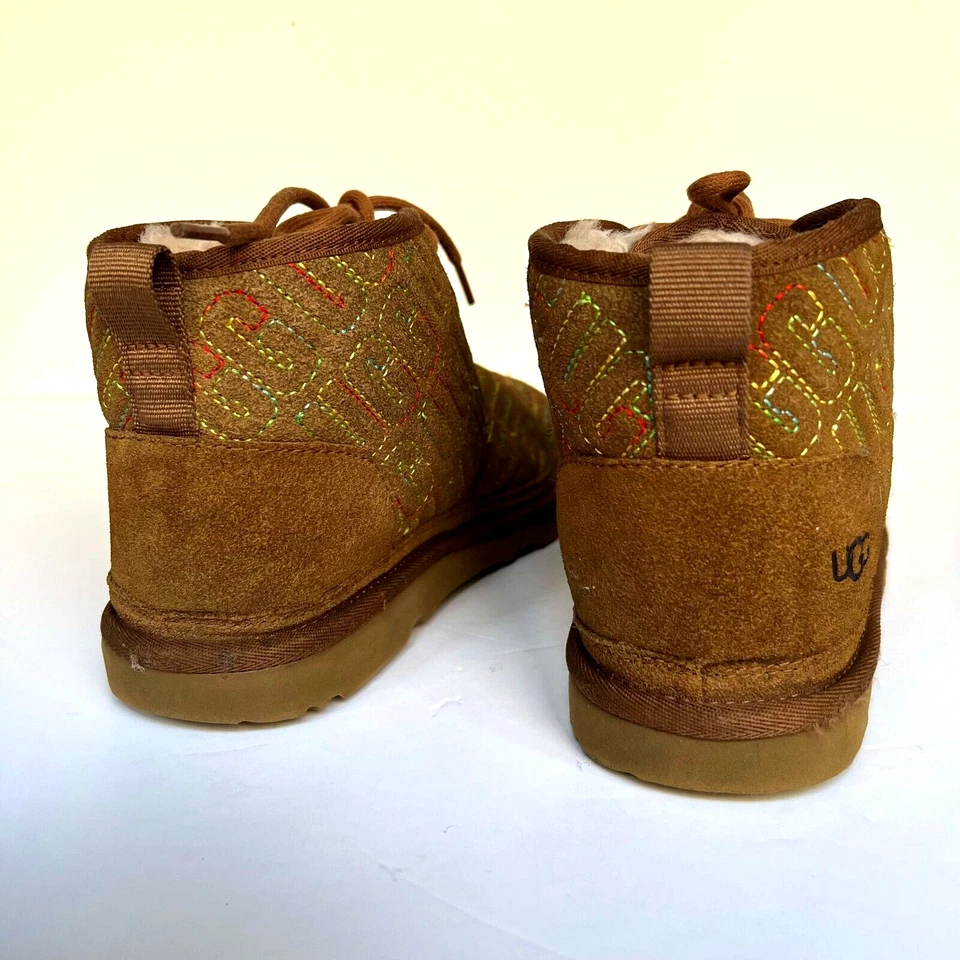 Botas de gamuza UGG Big Kids talla 5 marrón Neumel II puntada gráfica chukka 1116170K Foto 4 de 4