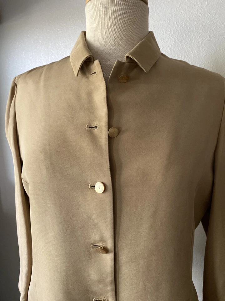 Chaqueta ligera con botones de seda beige para mujer Dana Buchman 10 Petite Foto 2 de 4