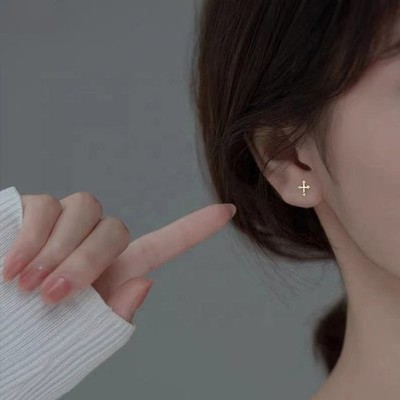 Fashionable 925 sterling silver simple cross-shaped girl stud earrings
