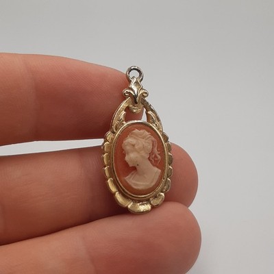 Vintage goldfarbene Kamee Anhänger Kunstkoralle Lachs Harz geformt weibliches Porträt
