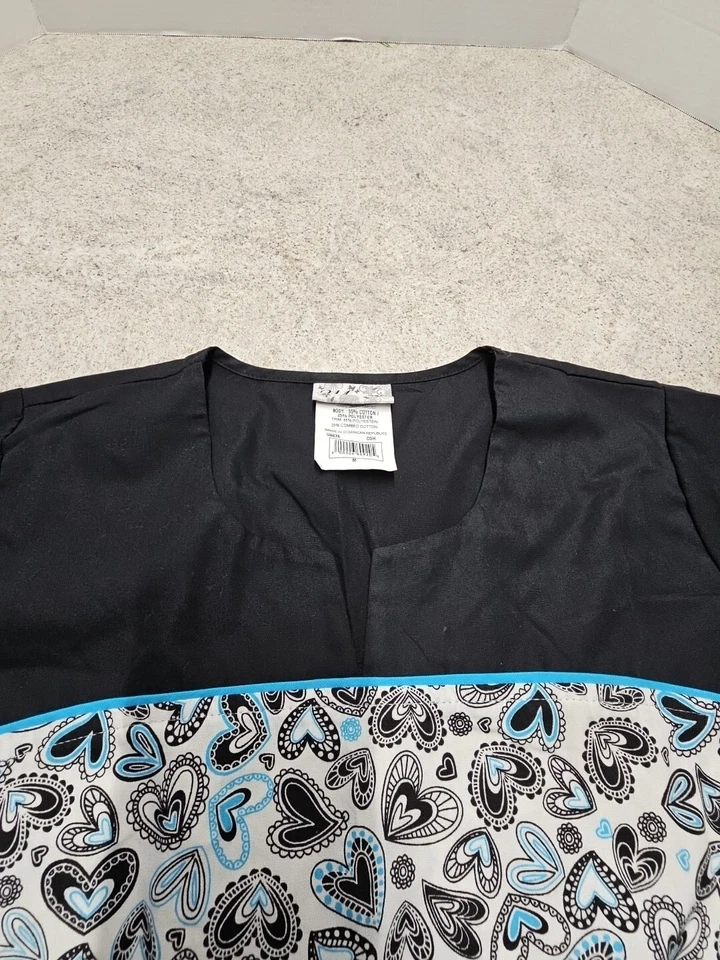 Blusa Médica Estampada de Corazón UA para Mujer en Blanco y Negro Talla M Foto 4 de 4