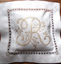 COUSSIN  SACHET BRODE MAIN  INITIALE  GARNI DE LAVANDE  LETTRE R