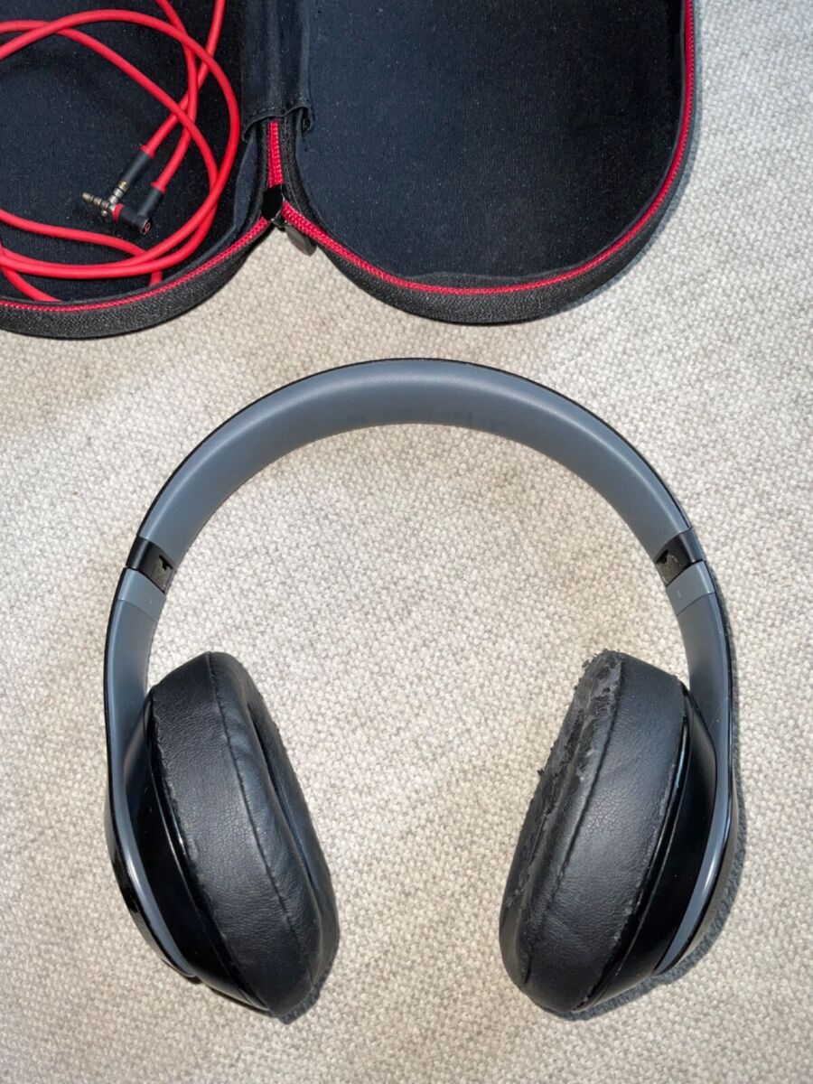 Beats by Dr. Dre Studio 2.0 Over Ear Wired Headphones Beats by Dr. Dre Studio 2.0 Over Ear Wired Headphones