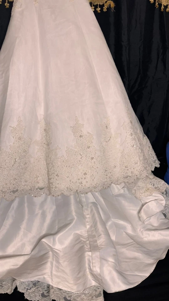 DAVID'S BRIDAL Oleg Cassini Wedding Dress Size: 16. - Image 4 of 4