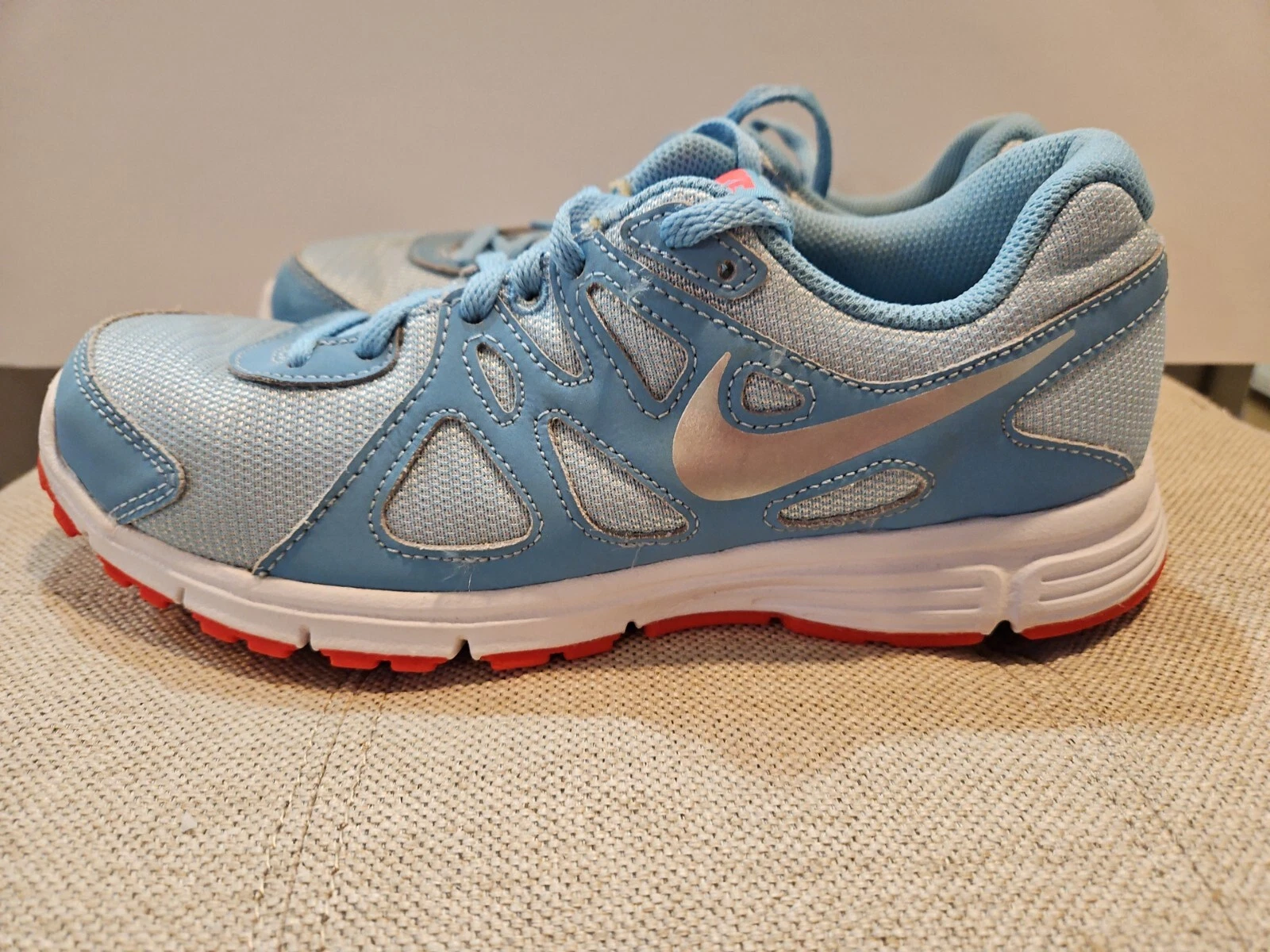 Scarpe da ginnastica Nike Revolution 2 blu chiaro grigio rosa bianche giovani taglia 6Y