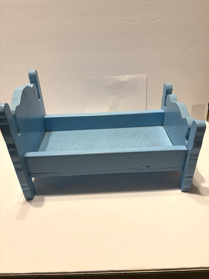 Cama de madera azul vintage hecha a mano para muñecas de 16" edredón y colchón en sábana de franela Foto 4 de 4