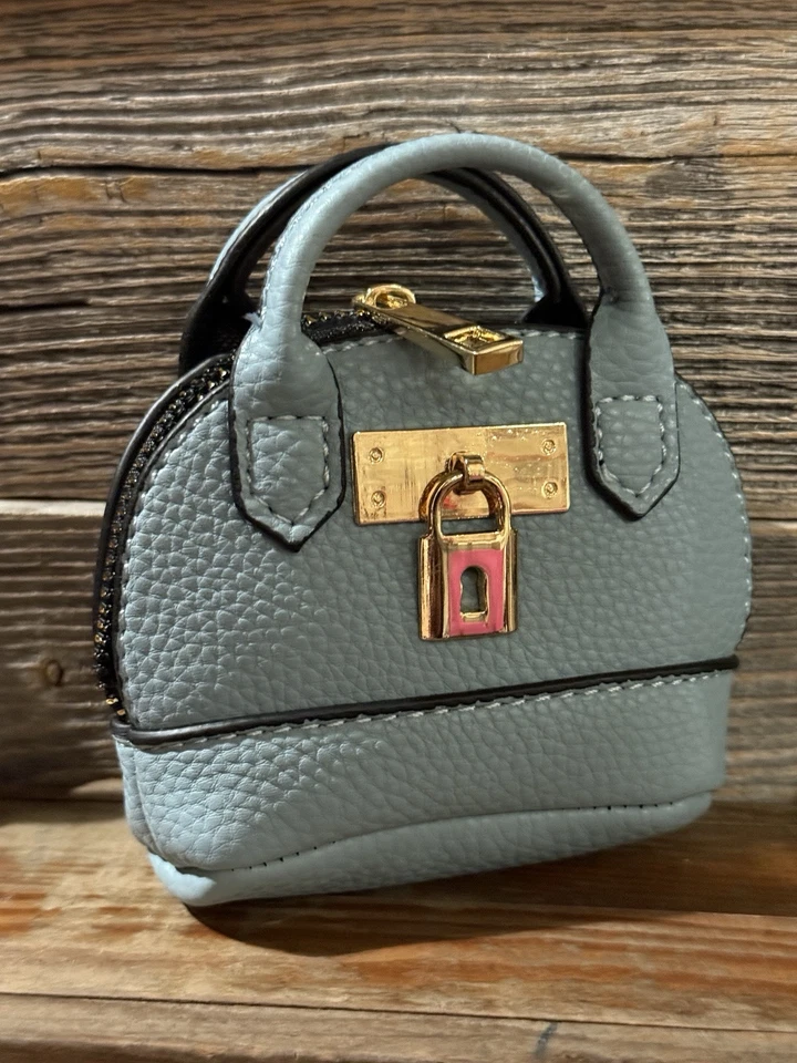 1:6 scale posh weekender handbag charm. Ideal for barbie and other size dolls - Image 4 of 4