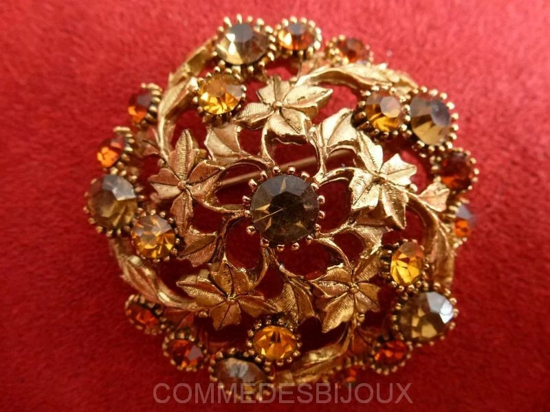 Broche SPHINX rosace dorée pour sublimer vos tenues de soirée et blazers de bureau