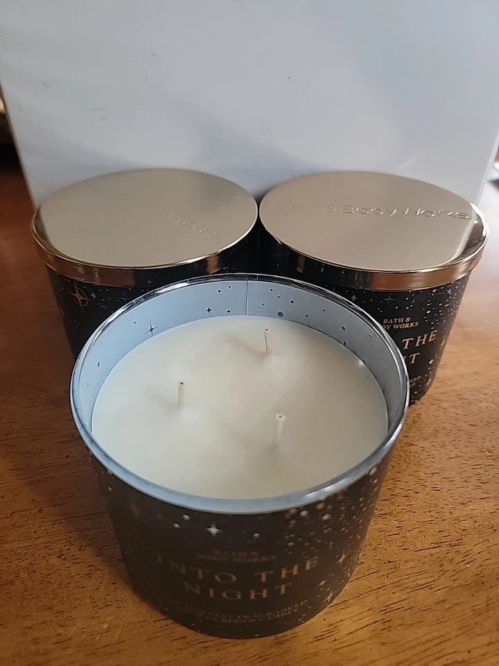 LOTE de 3 velas perfumadas de 3 mechas Bath & Body Works “INTO THE NIGHT” NUEVAS 2025 14,5 Foto 2 de 2
