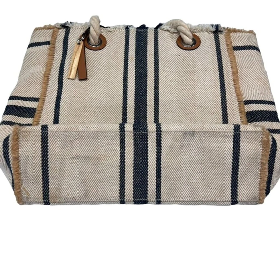 Bolsa tote listrada Vince Camuto Ulla-To praia verão bege bronzeado/azul - Imagem 3 de 4