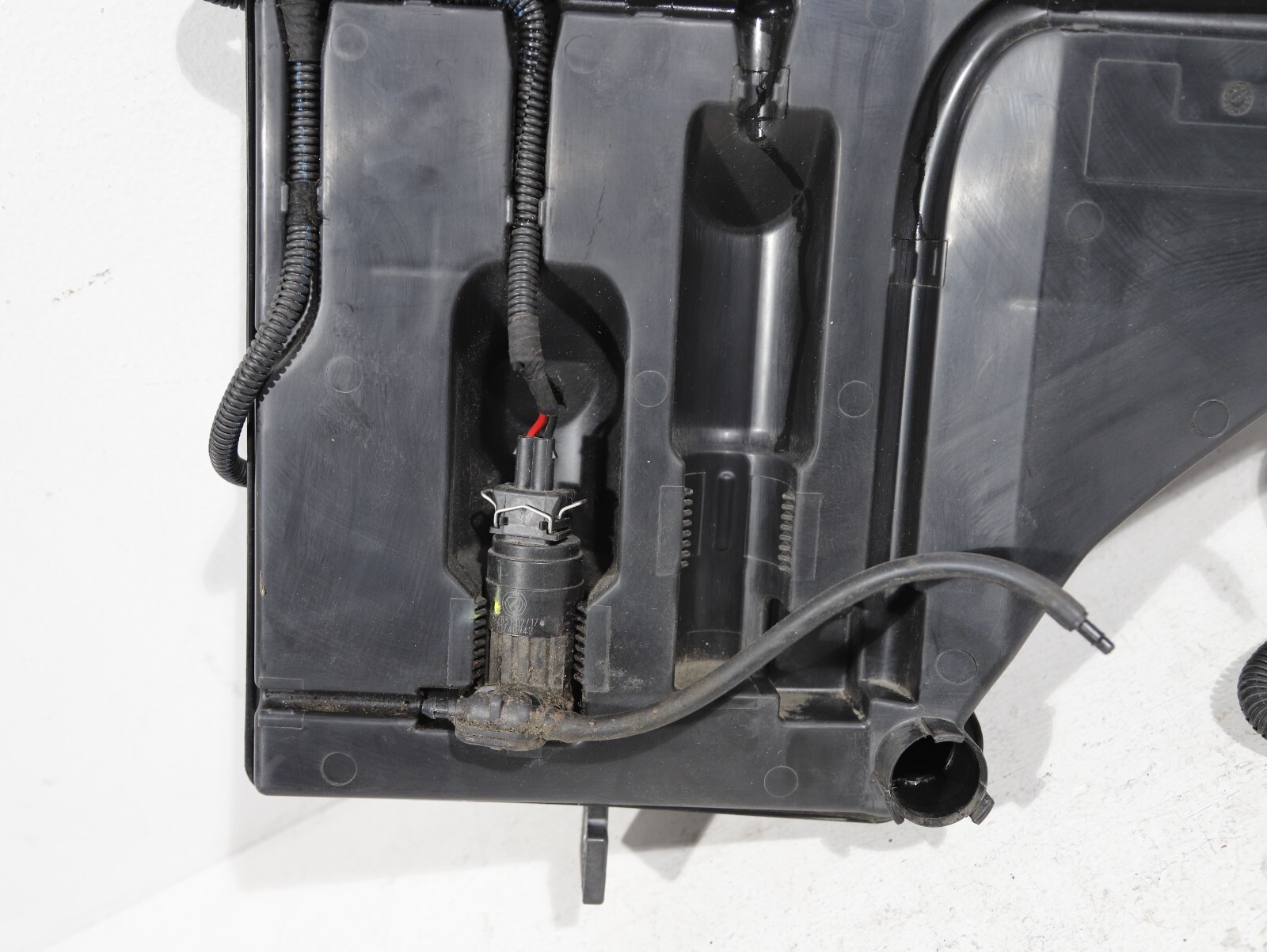 2017 - 2020  MASERATI LEVANTE M161 WINDSHIELD WIPER WASHER RESERVOIR TANK  OEM