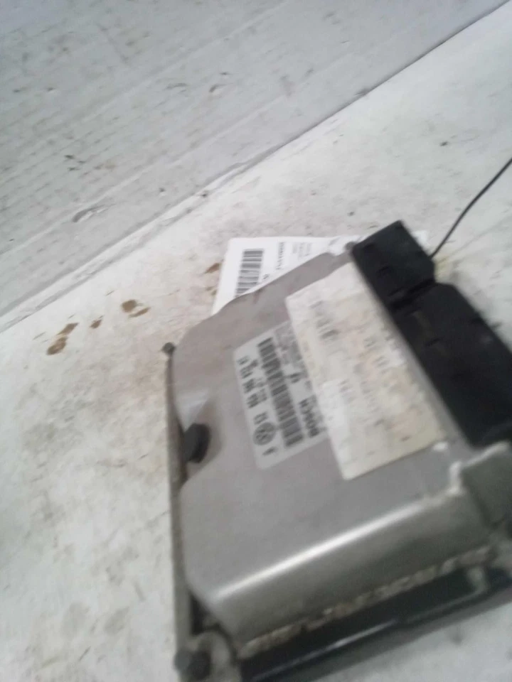 Módulo de control del motor usado (ECM) se adapta a: Volkswagen Golf 2004 control electrónico M Foto 2 de 4