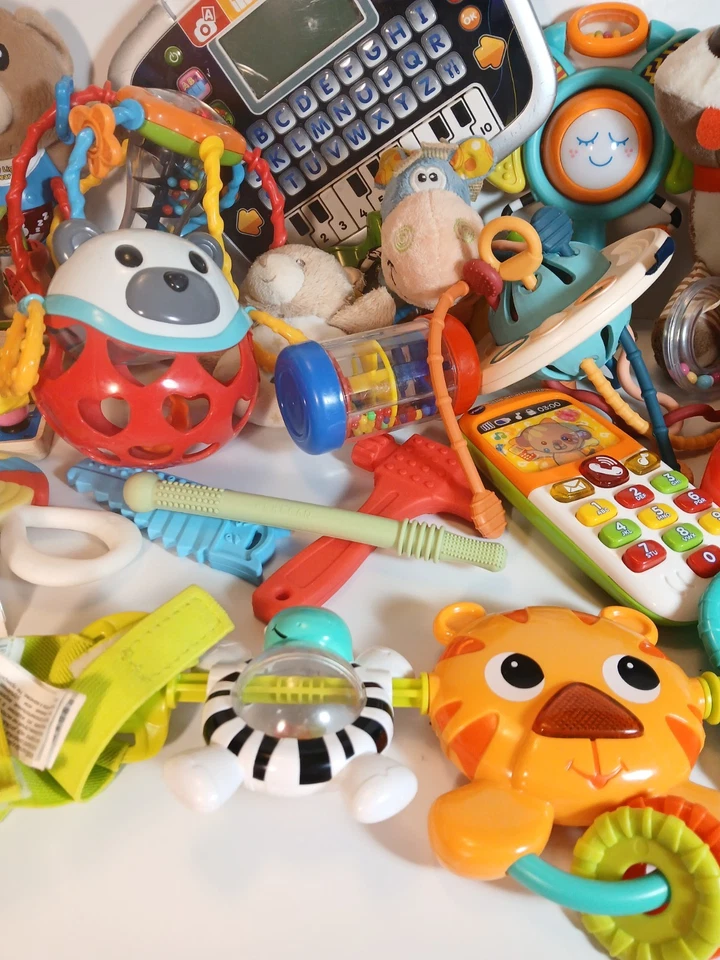 Gran Lote de 18 Juguetes para Bebés, Juguetes Sensoriales de Peluche, Sonajeros, Mordedores y Electrónica Foto 3 de 4