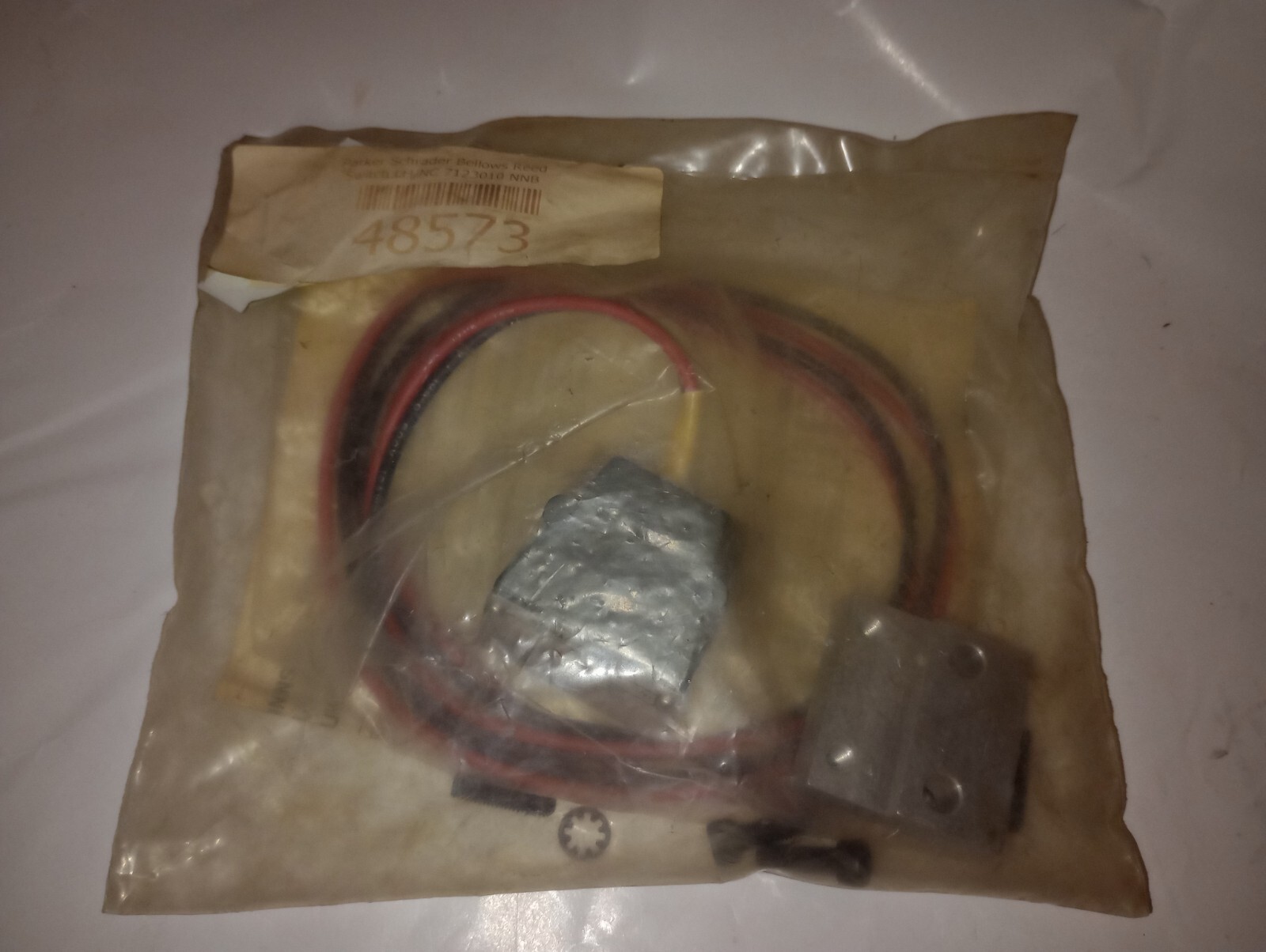 NEW GENUINE PARKER SCHRADER BELLOWS REED SWITCH 712-3010 120VAC