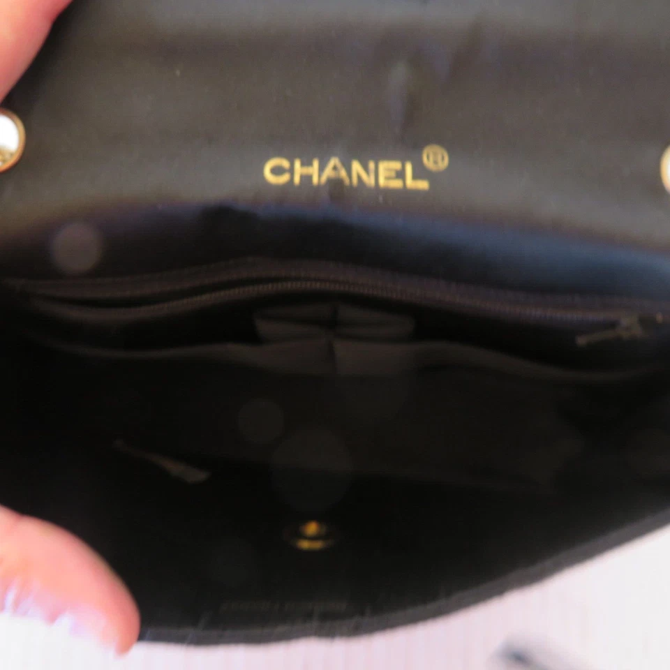 Chanel CC 1986 acolchado satinado pequeño bolso de hombro bolso sin asas vintage Foto 3 de 4
