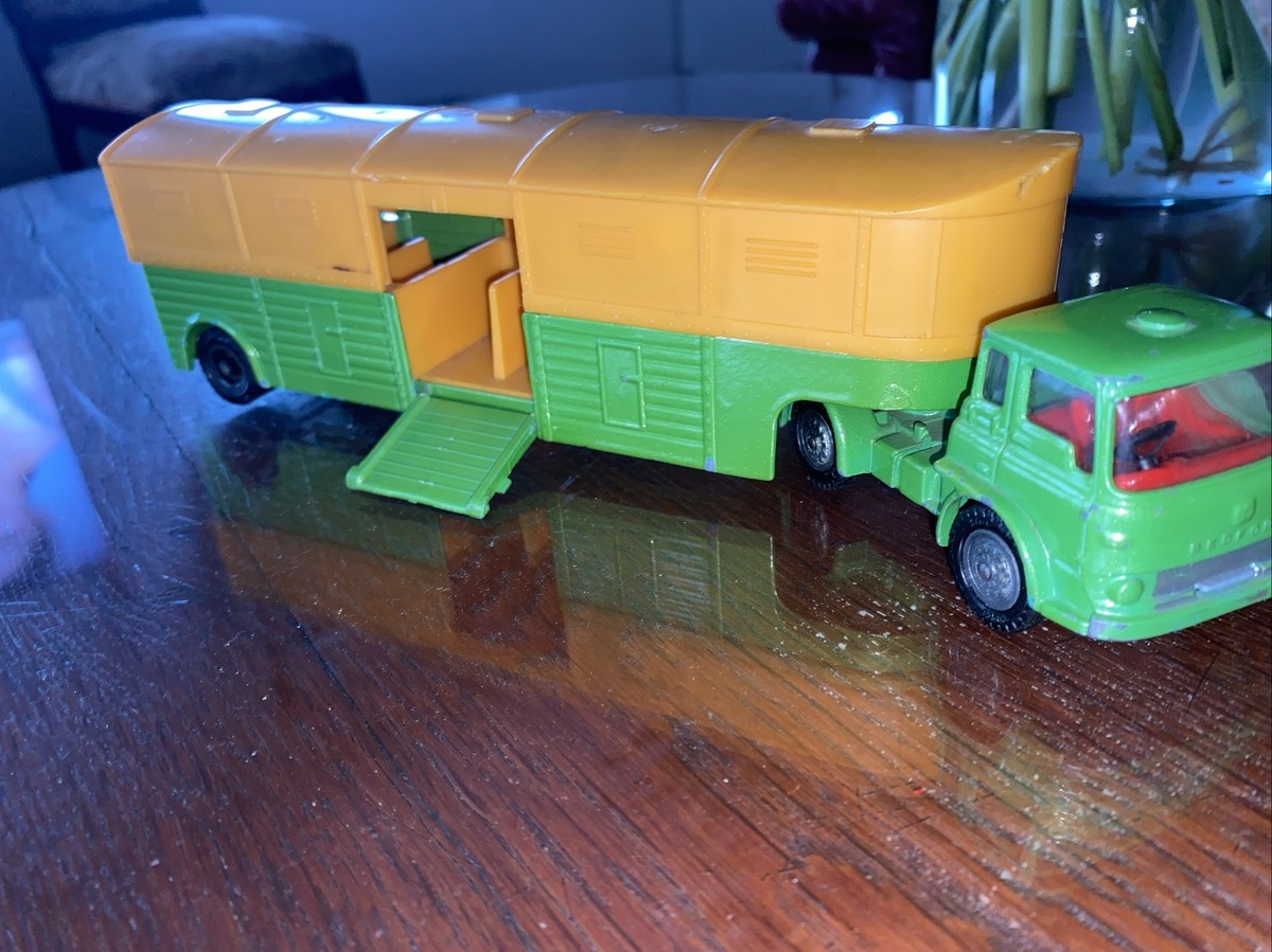 Camion Corgi Major Toys N°1105 – Berliet Transporteur De Chevaux Avec 2 Chevaux