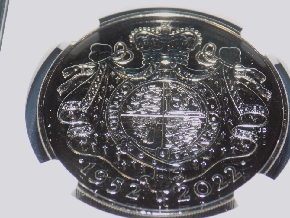 2022 GREAT BRITAIN £5 QUEEN'S PLATINUM JUBILEE NGC MS 69 DPL 5 PD QE II UNC COIN - Image 3 of 4