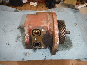 IH FARMALL      LATE SUPER M, 400, 450  HYDRAULIC PUMP          (1935)