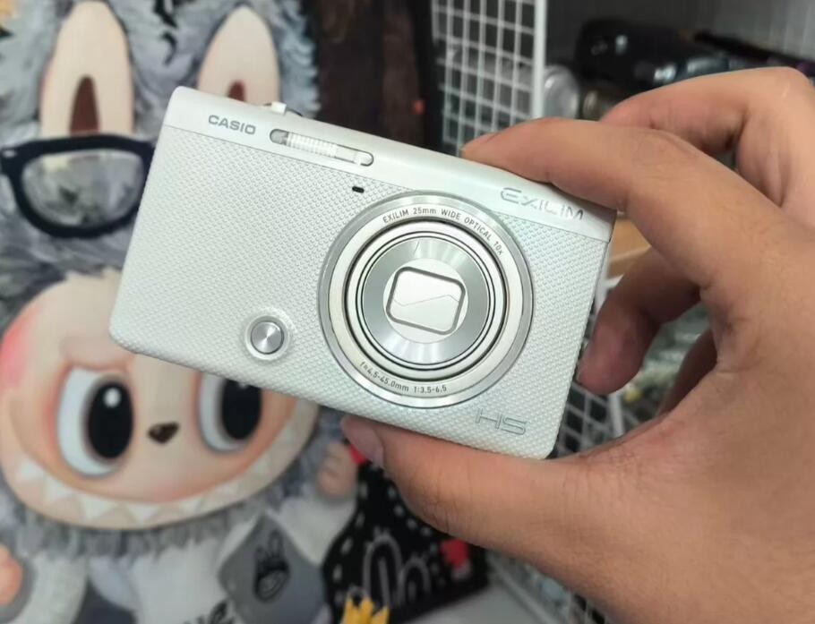 CASIO EXILIM EX-ZR70 Silver 16.1MP 4x Digital Zoom 95% NEW English