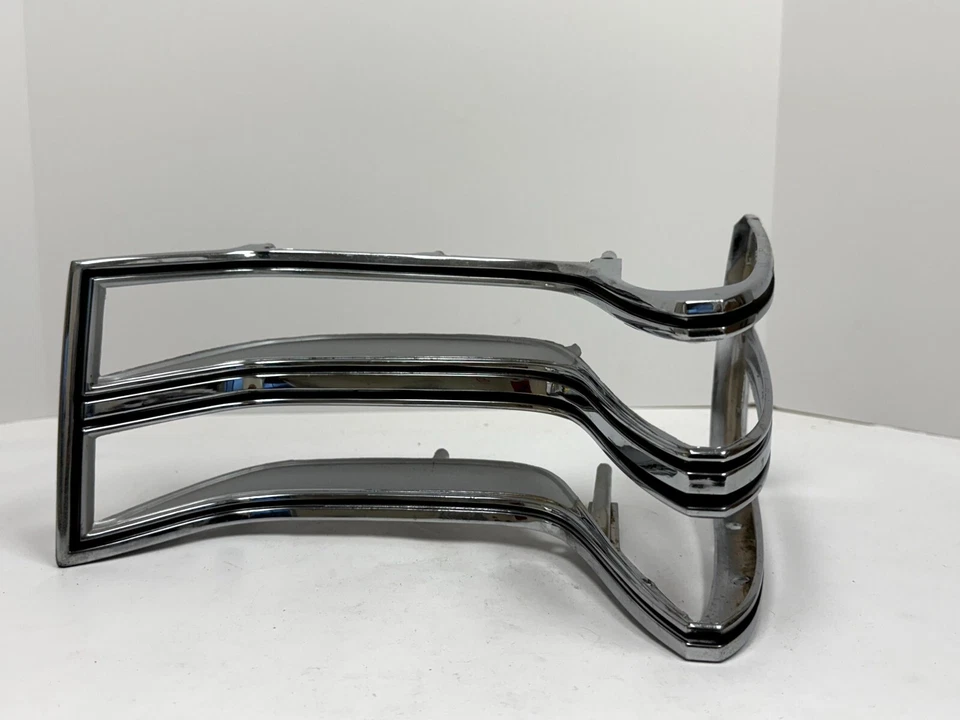 1967 Chrysler New Yorker lanterna traseira direita moldura cromada 2606766 NOS. - Imagem 4 de 4