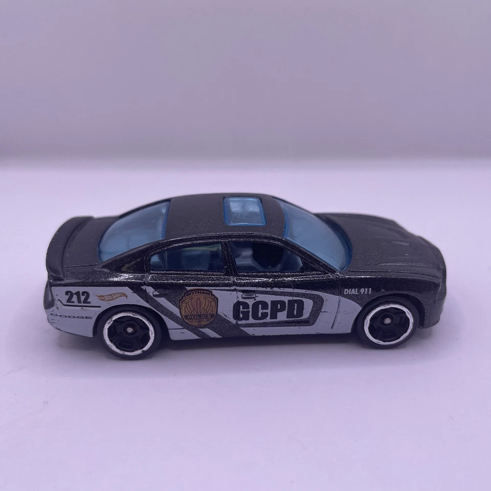 Dodge Charger RT GCPD 1:64 metal fundido a presión modelo de coche juguete Hot Wheels Batman '11 Foto 2 de 4