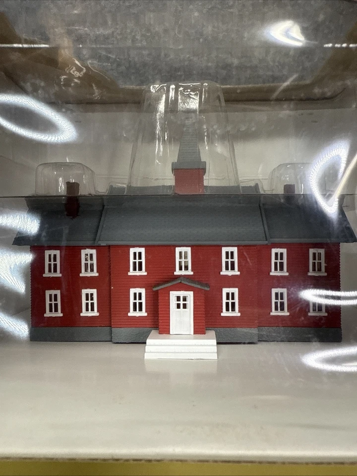 Model Power 783 N Scale Little Red School House Assembled Lighted W/2 Figures - Image 4 of 4