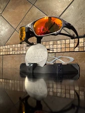 Oaklie X-Metal Sunglasses Stand with Coin Insert - Fits Large and Small Coins