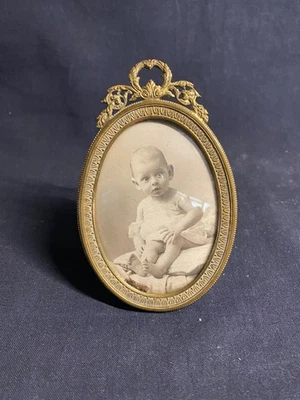 Ancien cadre en laiton doré et verre bombé de style Louis XVI - Photo 1/4