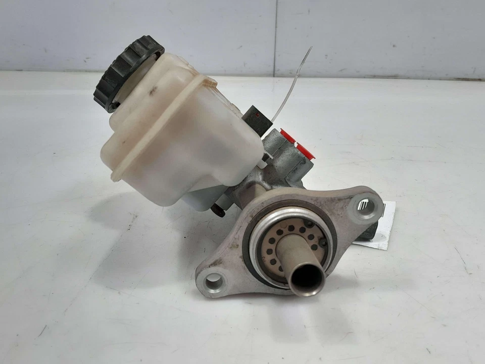 Conjunto de cilindro maestro de freno Nissan Pathfinder Xterra Frontier OEM 46010EA240 Foto 3 de 4