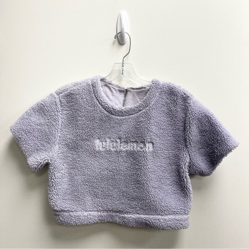 Lululemon strukturiertes Fleece bestickt Logo T-Shirt schwach Lavendel Cropped Größe 6 - Bild 5 von 5