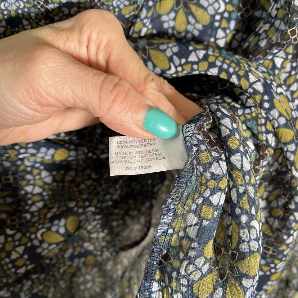 Violet & Claire Women’s Geometric Career Long Sleeves Tunic Top Size Medium - Image 4 of 4