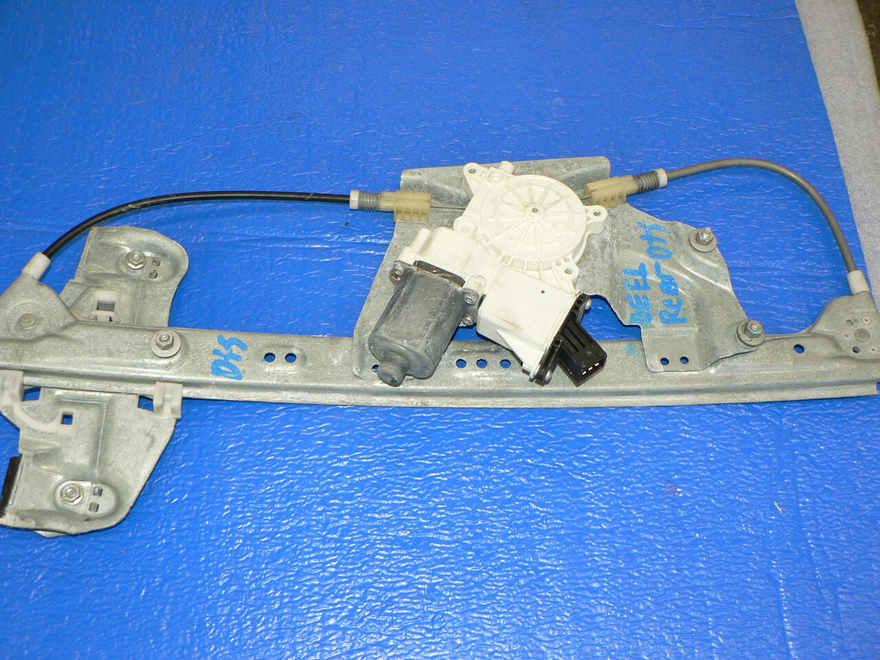 Cadillac DTS DOOR WINDOW Motor W Regulator Assembly LEFT REAR 20162011