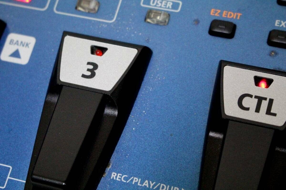 Roland GR-55 Guitar Synthesizer Effect Pedal Blue Used Roland GR-55 Guitar Synthesizer Effect Pedal Blue Used