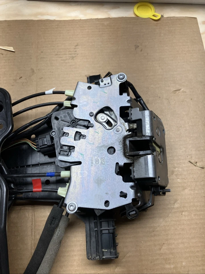 Actuador de pestillo de cerradura de puerta corredera izquierda trasera Chrysler Pacifica 17-23 68234565AG OEM Foto 2 de 4